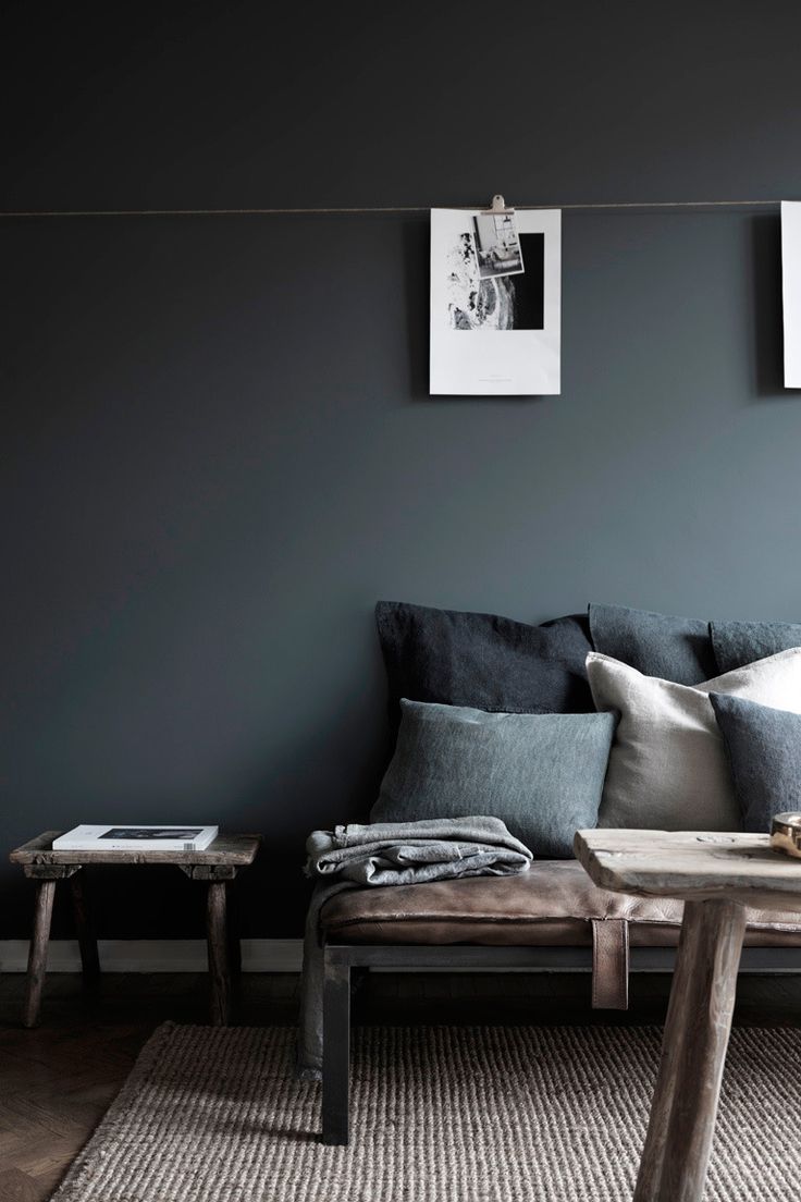 Warm huis vol donkere tinten interior junkie