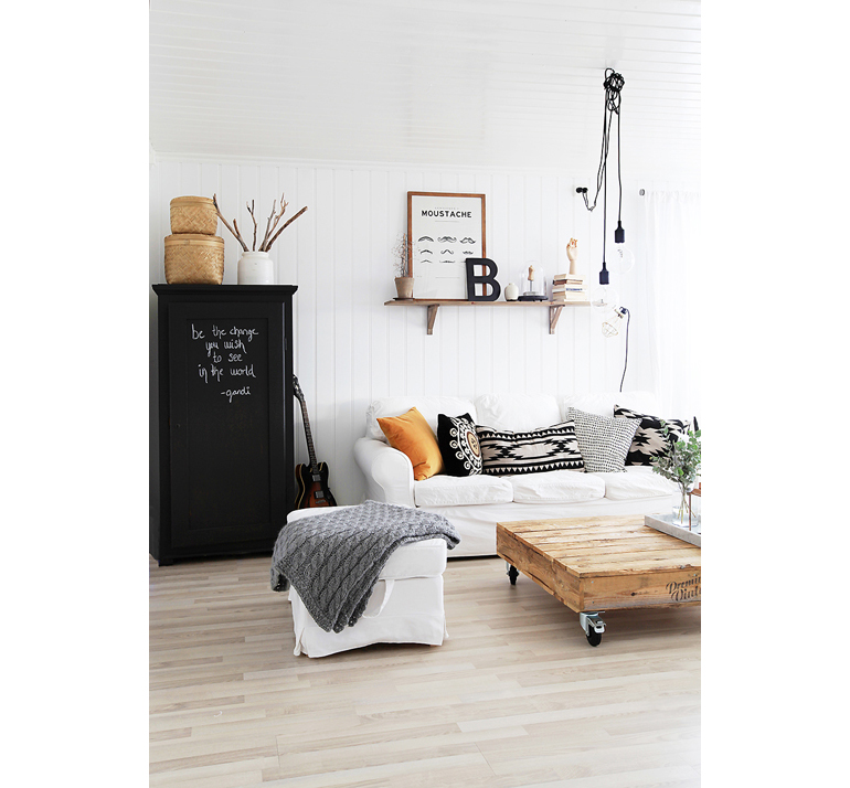 Noors huis vol zwart, wit, koper en beige interior junkie