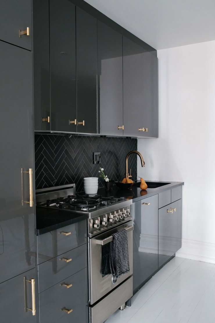 Vrijgezellenflat in brooklyn vol zwart, wit en goud interior junkie