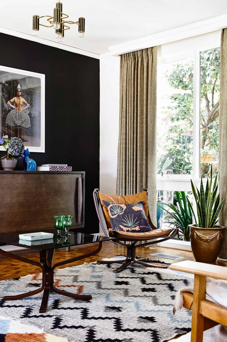 Jaren 70 huis vol met kleur, hout en rotan interior junkie