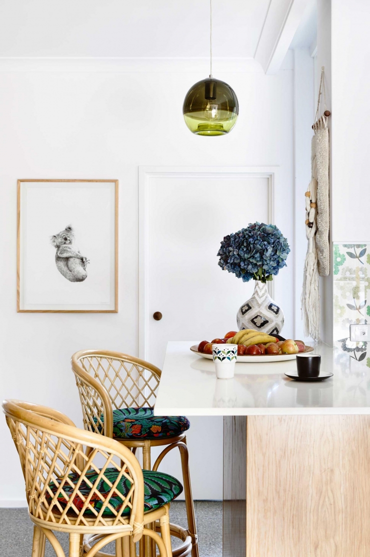 Jaren 70 huis vol met kleur, hout en rotan interior junkie