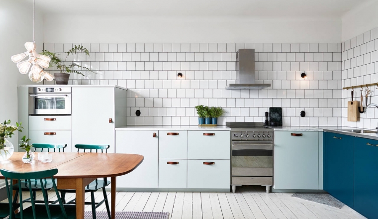 Huis met blauwe keuken als eyecatcher interior junkie
