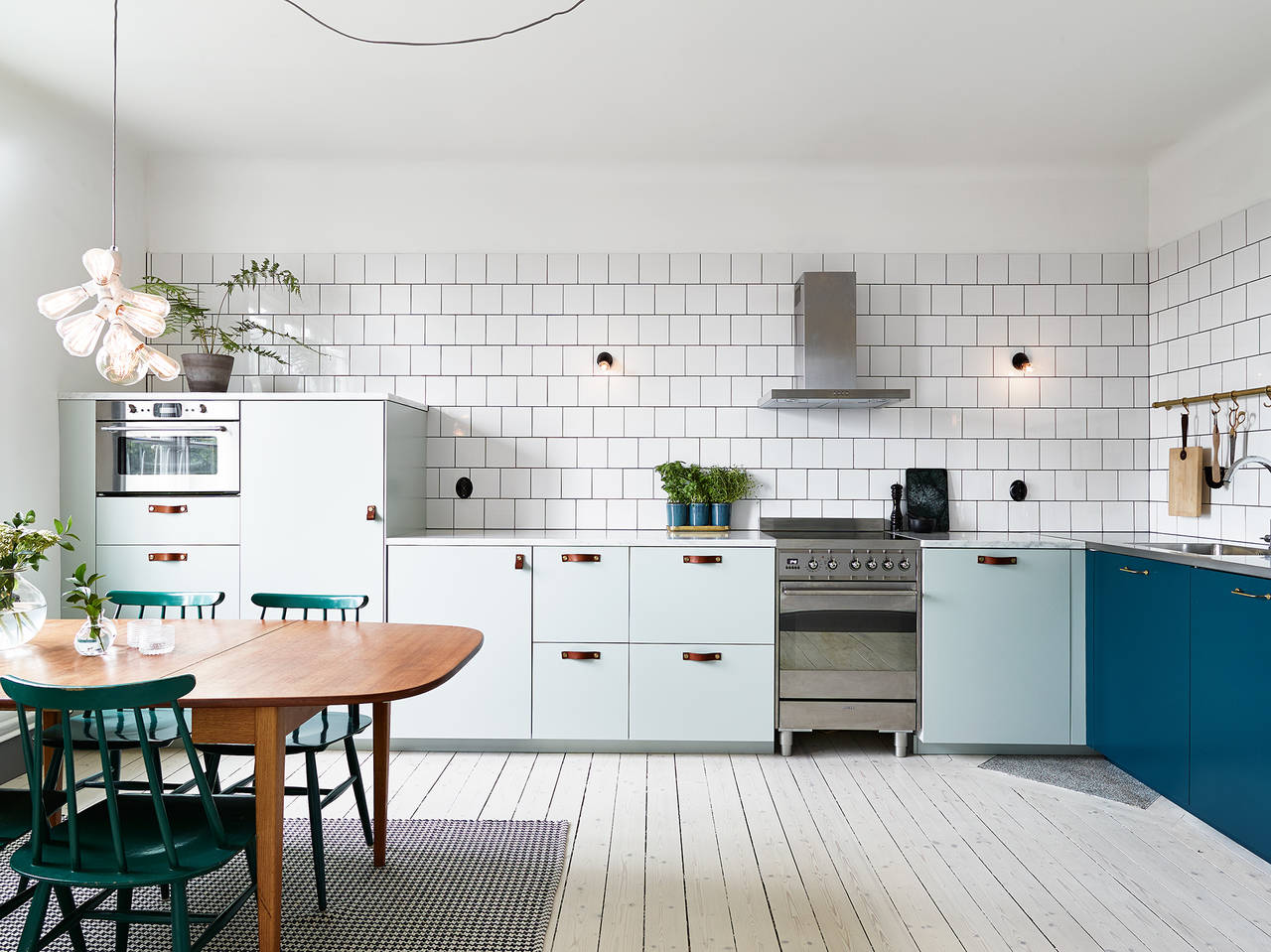 Huis met blauwe keuken als eyecatcher interior junkie
