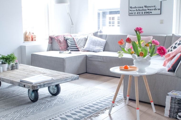Zwarte bank grijze vloer: kleurig taupe. antracietkleurige meubels ... Woonkamer wit banken