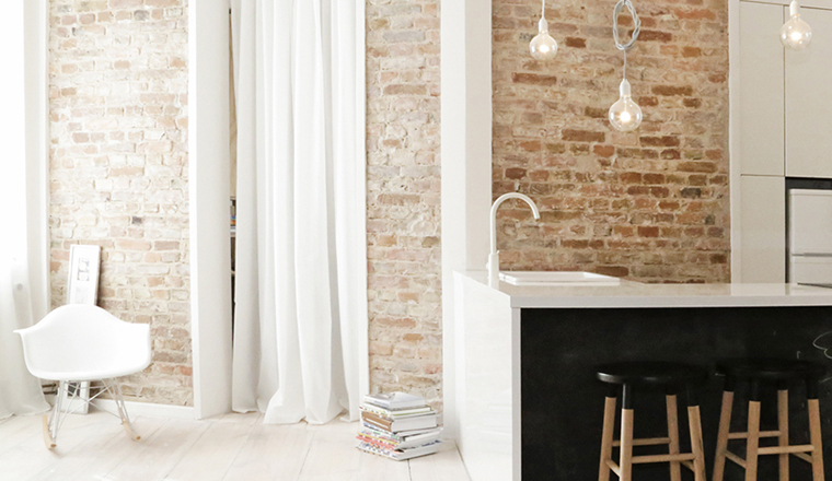 Minimalistisch huis met bakstenen muur als pronkstuk interior junkie