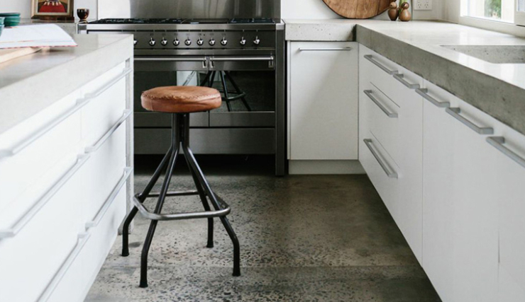 Voor die industriele touch: een betonlook gietvloer interior junkie Gietvloer woonkamer interieur