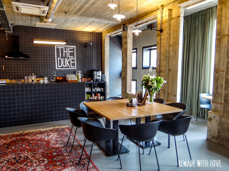 Voor die industriele touch: een betonlook gietvloer interior junkie Gietvloer woonkamer interieur