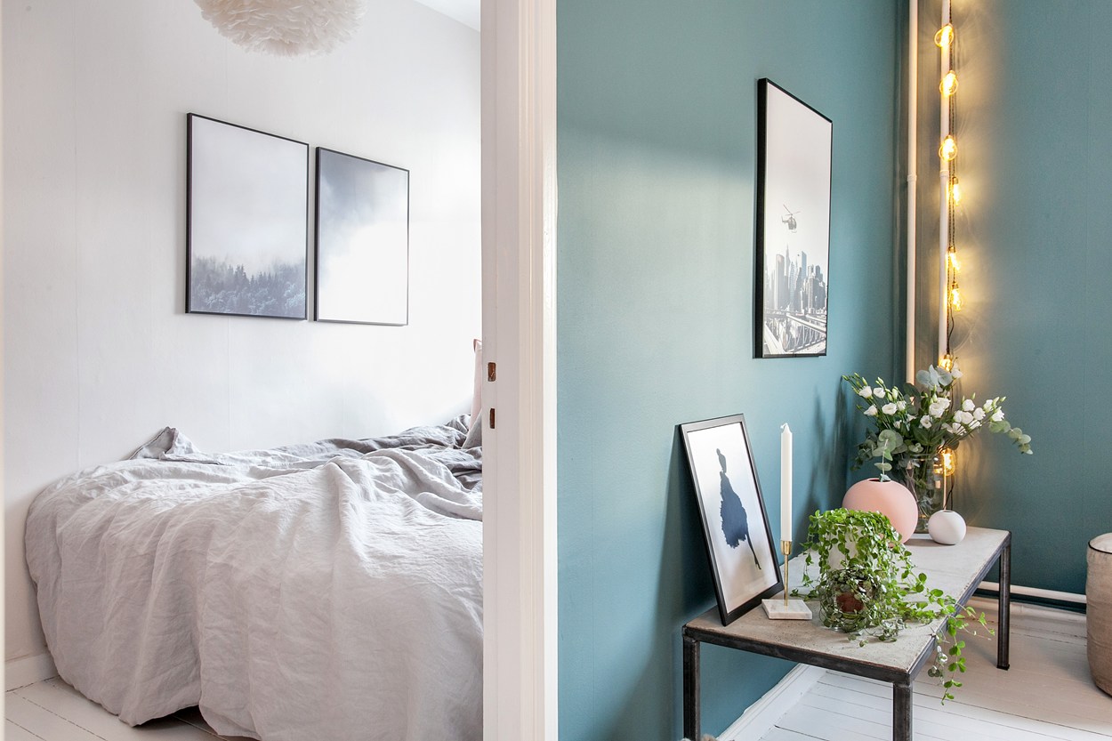 Binnenkijken in een huis met blauwe muren interior junkie