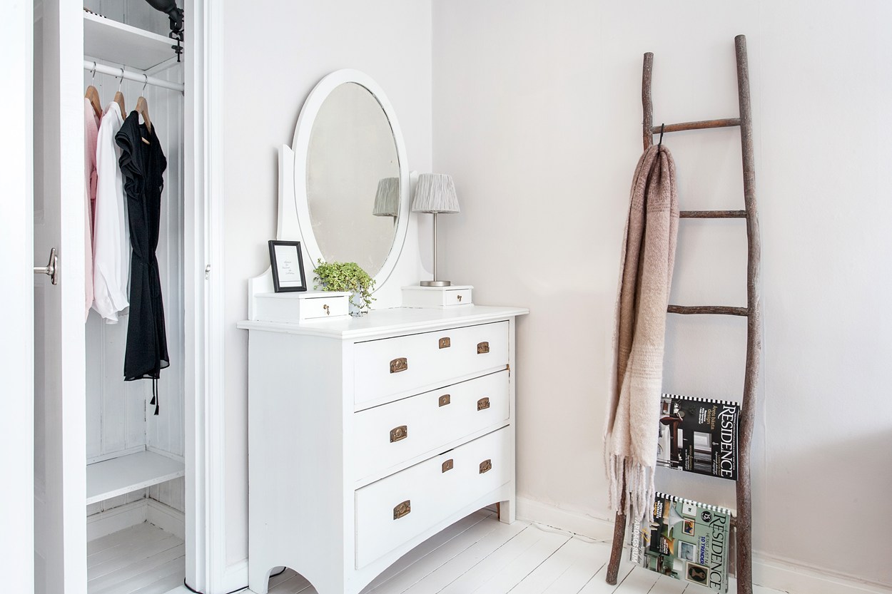 Binnenkijken in een huis met blauwe muren interior junkie