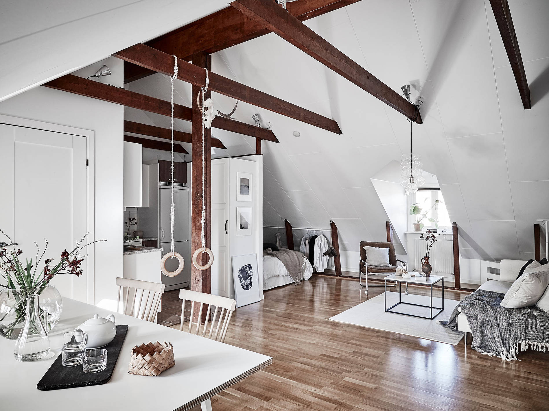 Wonen op een zolder vol met daglicht interior junkie Bedden op pallets
