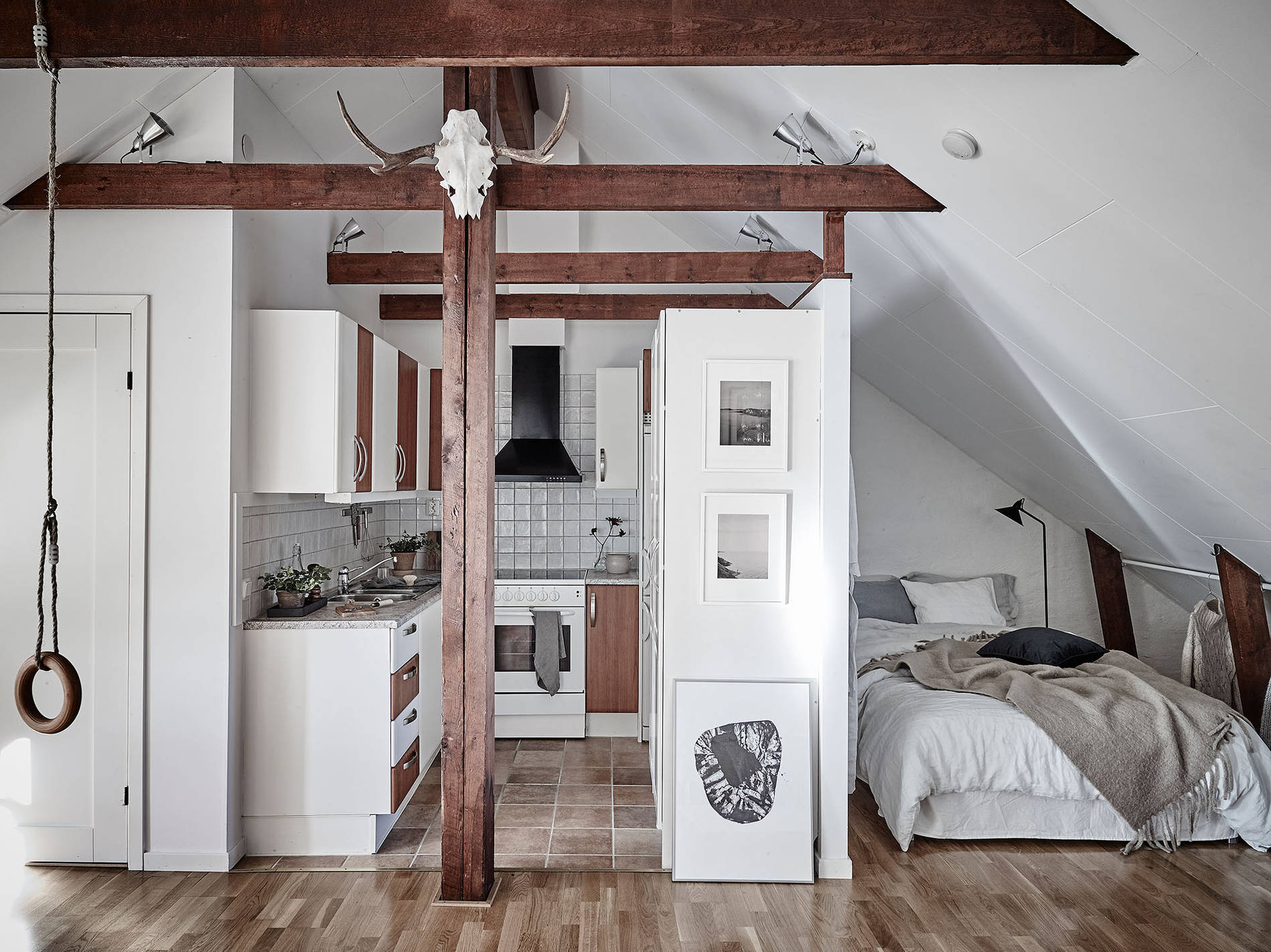 Wonen op een zolder vol met daglicht interior junkie