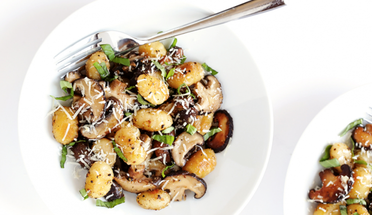 recept: geroosterde gnocchi met paddenstoelen, basilicum en