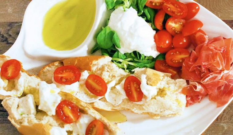italiaanse hapjes | bruschetta met goeie mozzarella, tomaatjes en