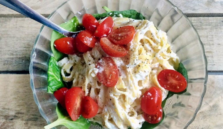 dinner pasta met ricotta, rauwe spinazie en tomaatjes gewoon watdinner pasta met ricotta, rauwe spinazie en tomaatjes