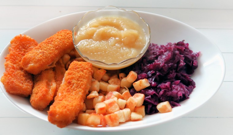Vissticks met rode kool, aardappeltjes en appelmoes - Gewoon wat een