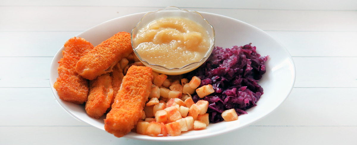 Vissticks met rode kool, aardappeltjes en appelmoes - Gewoon wat een