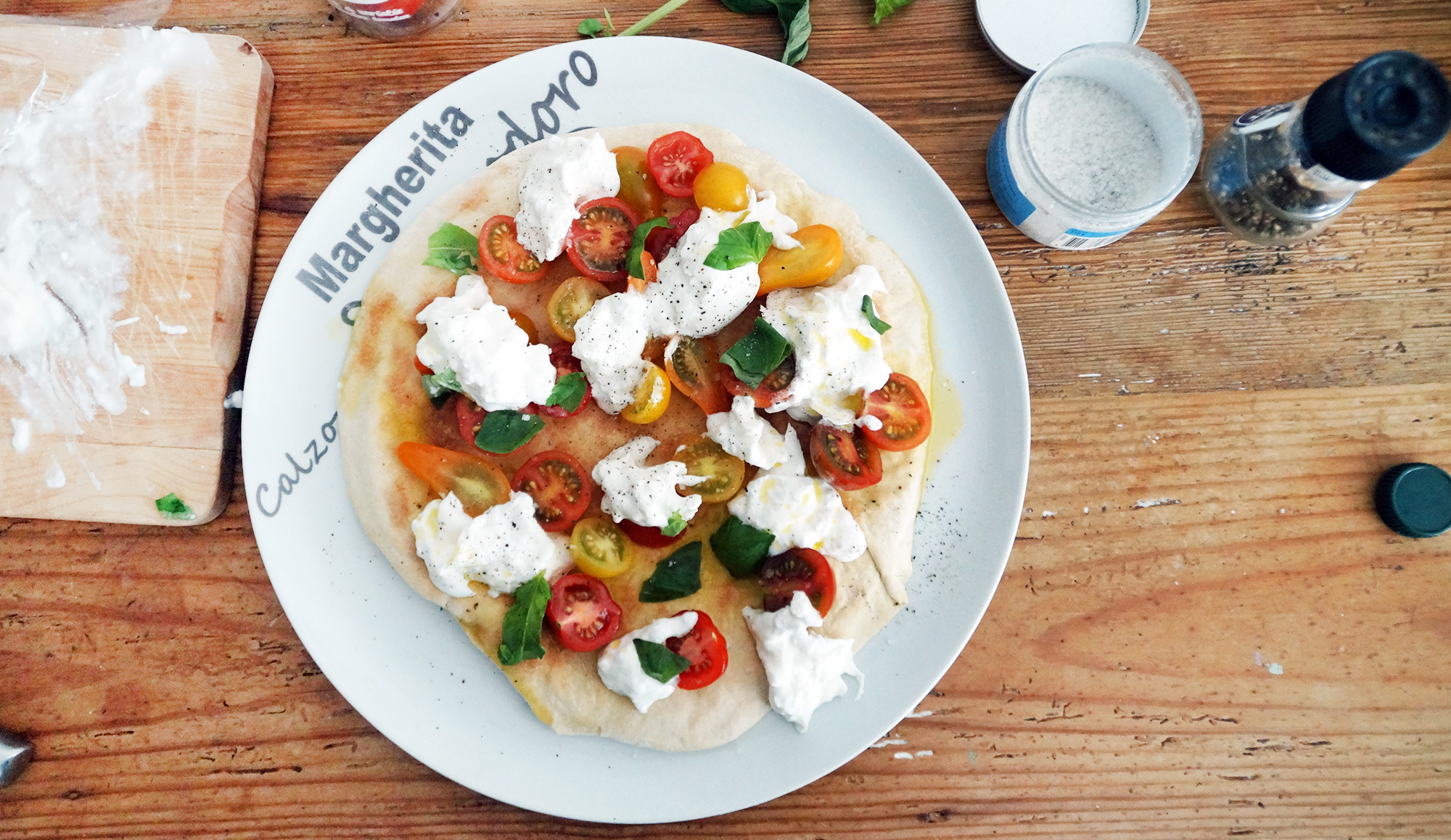 Blanke pizza met burrata, tomaat en basilicum Gewoon wat een