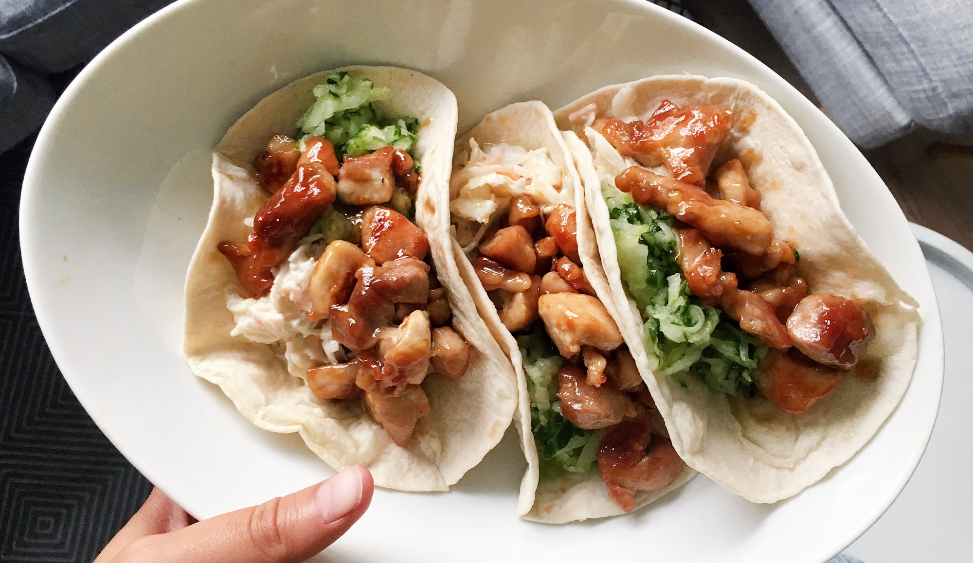 Zachte wraps met kip teriyaki, coleslaw en komkommer Gewoon wat een