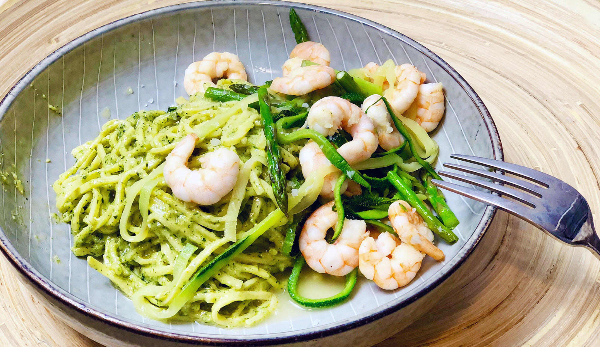 Pittige pasta pesto met garnalen Gewoon wat een studentje 's avonds eet