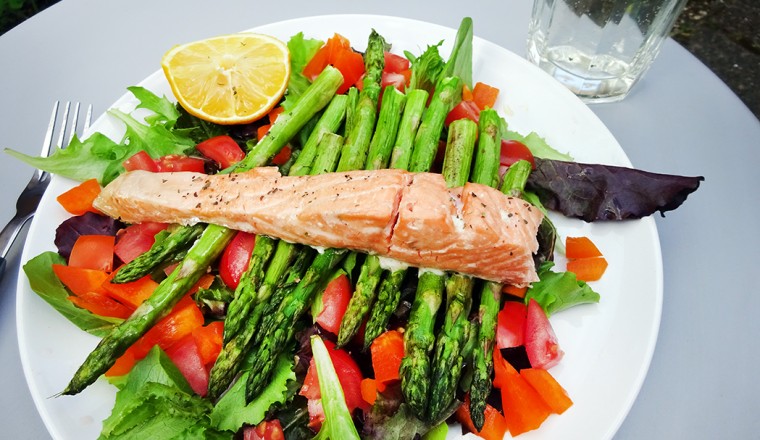 zalm uit de oven met groene asperges - gewoon wat een studentje 's