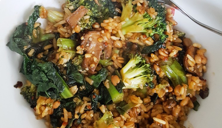 gezond wokgerecht met cavolo nero, broccoli en kastanje champignons