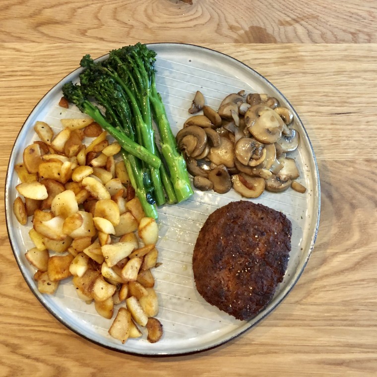 Dit was de vegan biefstuk van Vivera en ik vond 'm om heel eerlijk te zijn echt niet oké. Het smaakt gewoon niet echt lekker en heeft echt NIETS met een biefstuk te maken. Ik vond de eerste hapjes nog wel lekker, maar het ging me steeds meer tegenstaan qua smaak. En ik vind het gewoon stom; als een product nog niet voldoet aan iets (de smaak biefstuk), NOEM het dan ook niet zo. Noem dit eerder een evgaburger of gewoon 'vleesvervanger', maar niet Biefstuk. Want daar lijkt het gewoon echt 0% op...