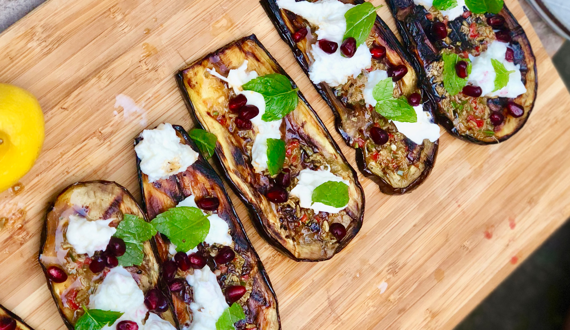 Jans befaamde aubergine van de Big Green Egg (die je ook prima zonder