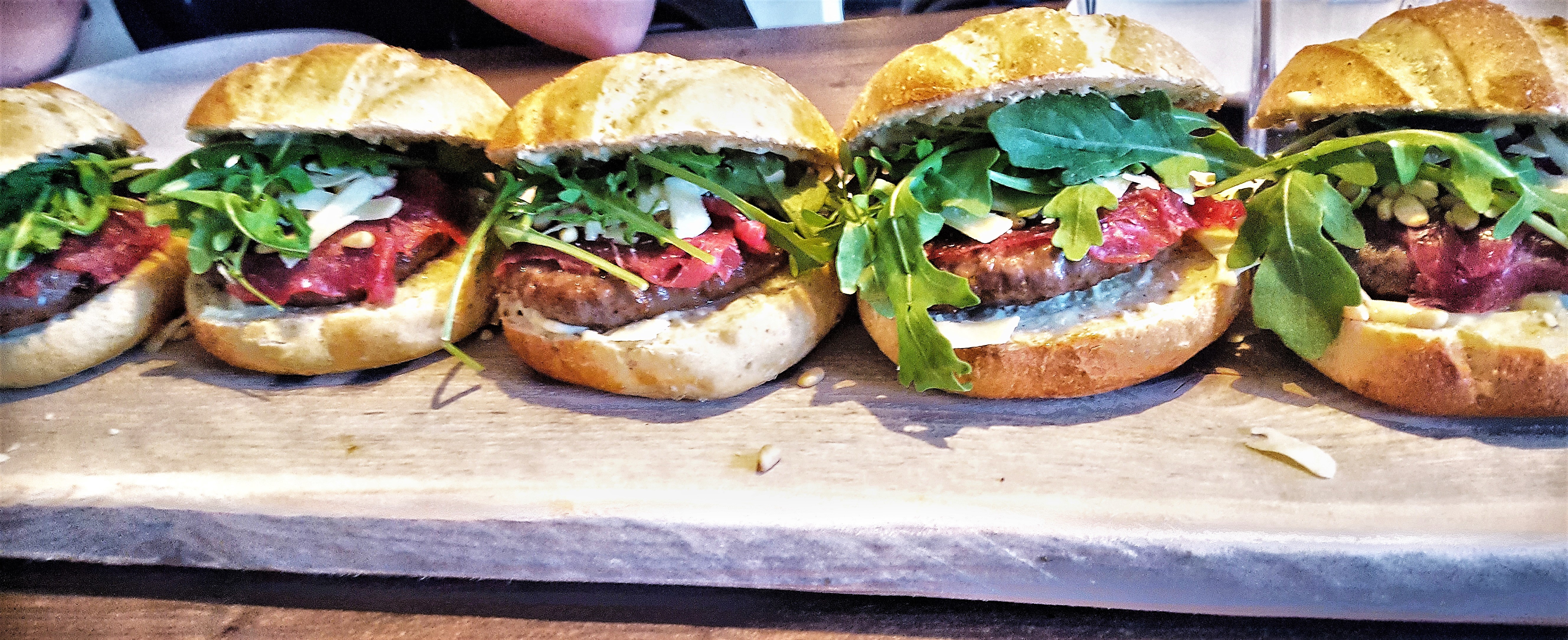 Super Broodje carpaccio-burger met truffelmayo, rucola en Parmezaanse FL-69