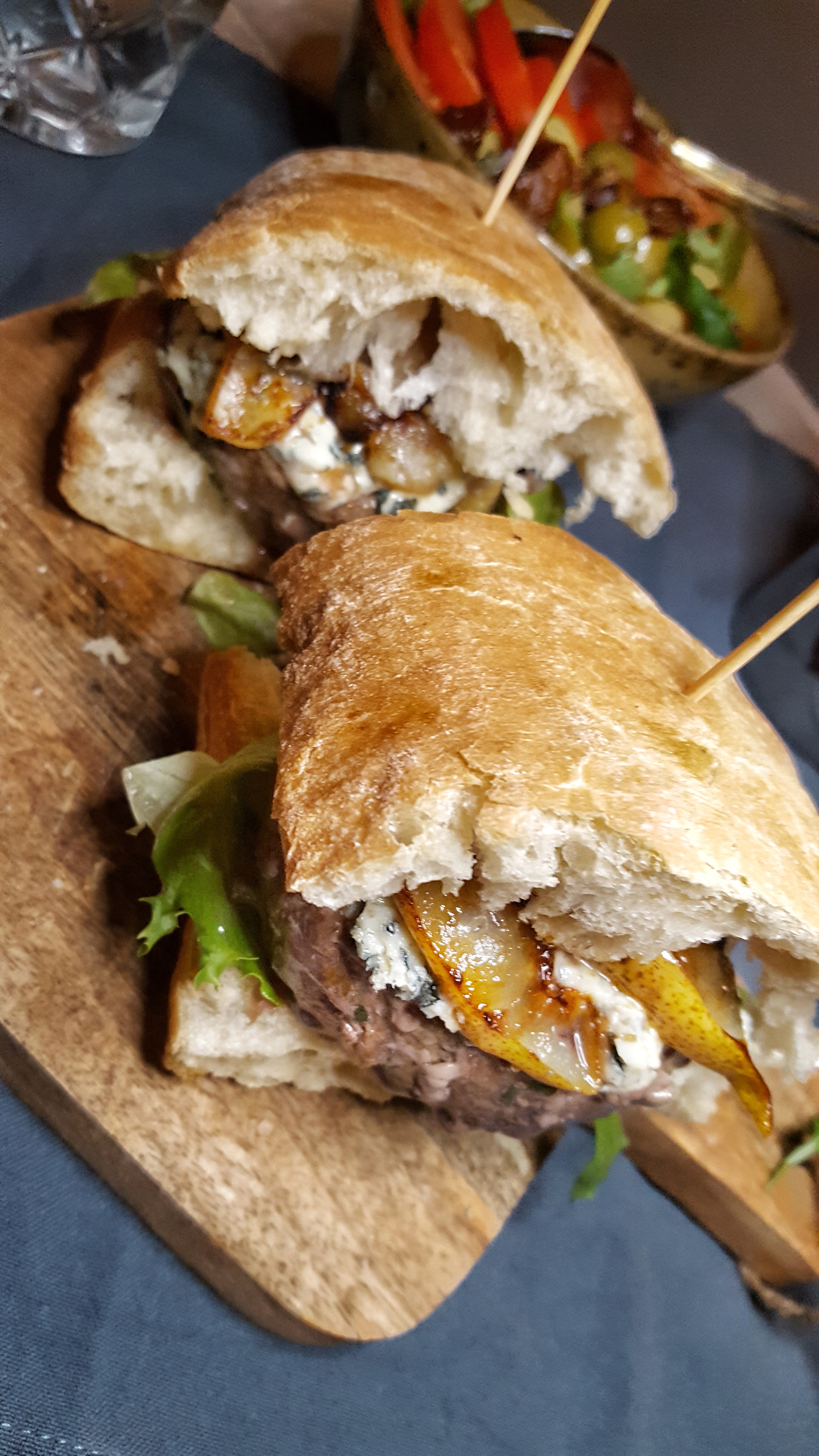 Burgers met peer en Danish Blue (blauwschimmelkaas) Gewoon wat een