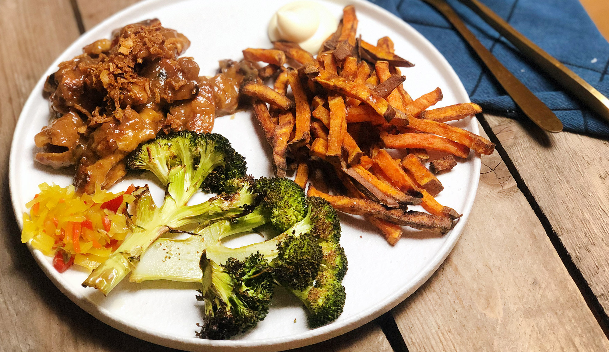 Broccoli uit de oven met zoete aardappelfrites en kipsaté Gewoon wat