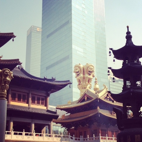 9. Tegenstellingen in Shanghai - de Jing'an tempel naast de wolkenkrabbers