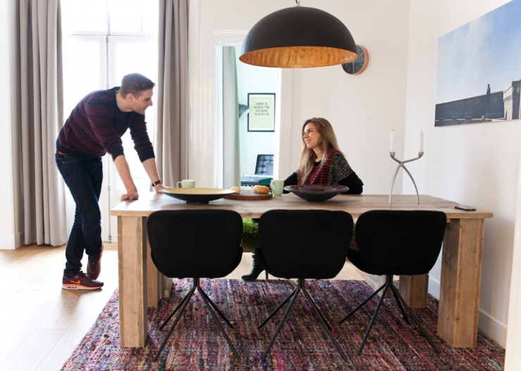 De steigerhouten eettafel is op maat gemaakt, de stoelen zijn van Zuiver en het Indiase kleed is van Wehkamp.