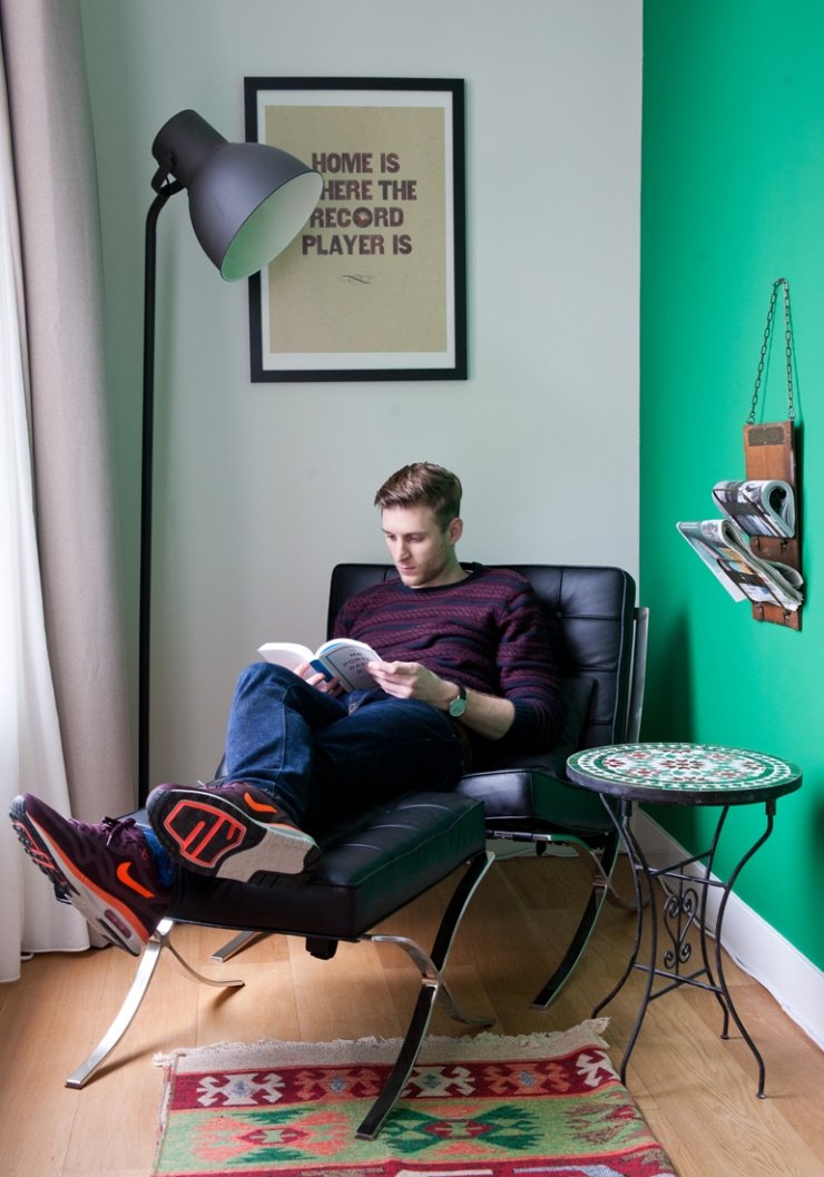 Ruben op een Barcelona Chair, het tafeltje komt uit Marokko, de lamp is van IKEA en de print aan de muur is van Society6