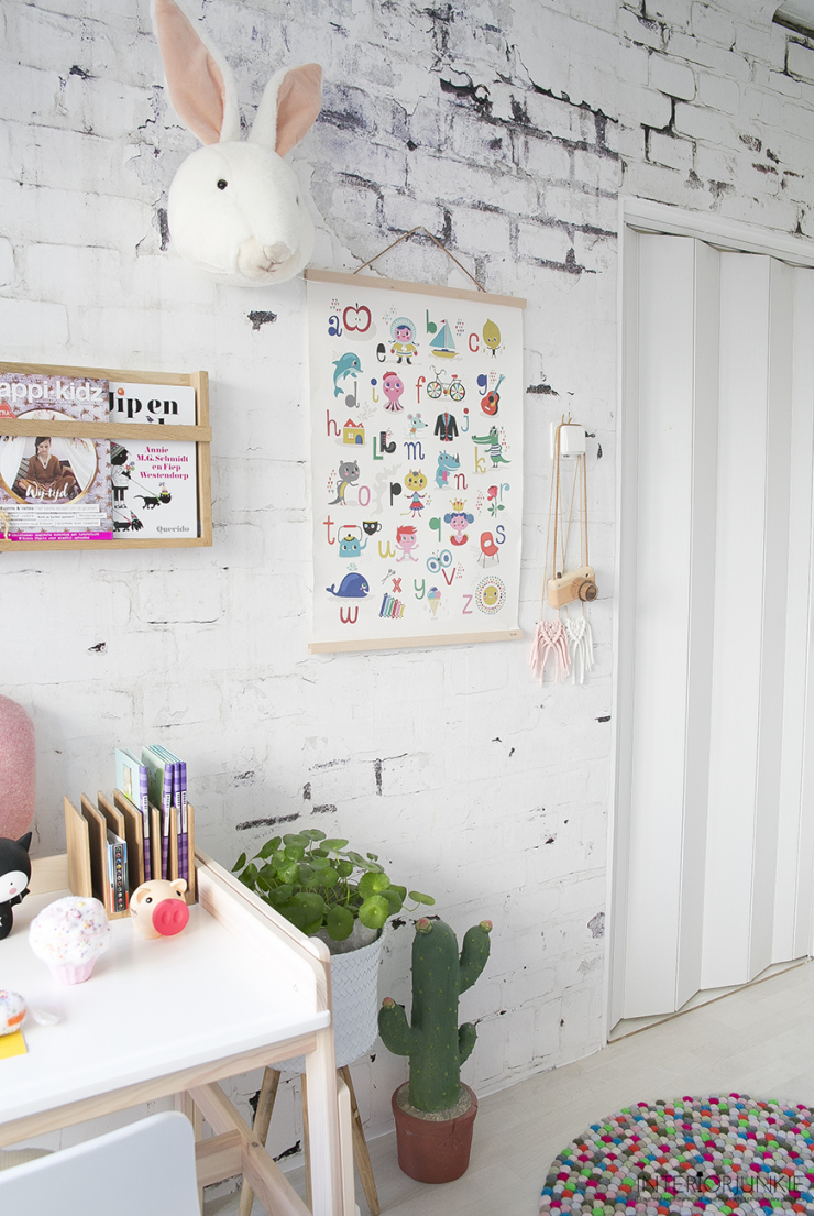 "Het bureau is ban IKEA, de stoel van HAY, het wandplankje van Foxy Potatoe. De houten boomstam is van Loods5."