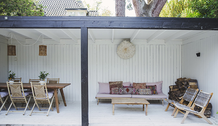 Heerlijk zomers een overkapping in de tuin INTERIOR JUNKIE